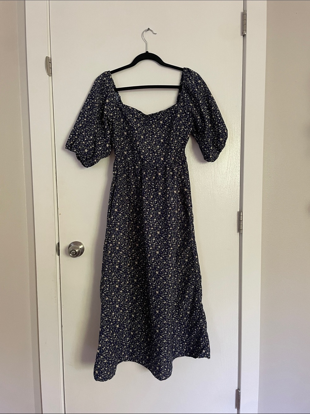 Navy Floral Print Puff-Sleeve Midi Dress!